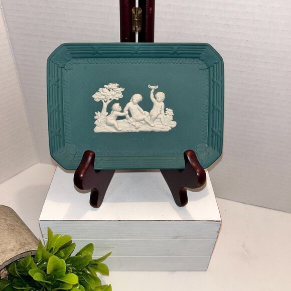 RARE Vintage Wedgewood pottery cream on spruce Templeton Tray with cherubs - Picture 1 of 3
